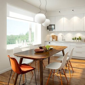 Luminosa cucina con sala da pranzo moderna tutta sui toni del bianco e del legno naturale, con parquet, tavolo modernista a sei posti, due lampadari a sfera e grande finestra orizzontale