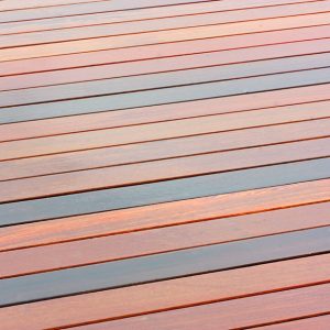 Un decking in massaranduba con assi viste diagonalmente caratterizzate da colori che vanno dal rossastro al violaceo