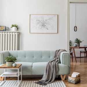 Salotto in stile moderno scandinavo con sofà celeste,