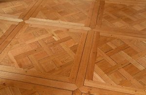 Dettaglio del parquet a quadrotte della Galleria degli Specchi nella Reggia di Versailles, in Francia