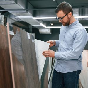 Un uomo sta valutando quale parquet acquistare in uno showroom di parquet