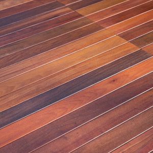 Dettaglio su un decking da esterno con tavole di colori differenti