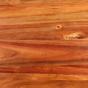 Primo piano su una tavola di legno di jarrah con la sua tipica texture e una sfumatura cromatica più chiara