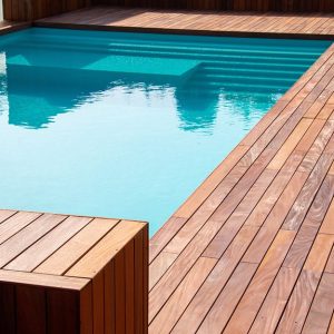 Una piscina moderna attorniata da decking