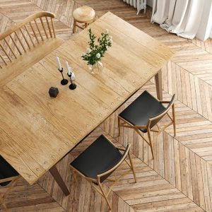 Vista dall'alto di una sala da pranzo in stile scandinavo, con tavolo in legno, sedie e pavimento in parquet a spina di pesce