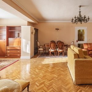 Una vecchia casa con mobili vintage e parquet industriale