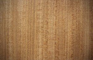 Primo piano sul caratteristico pattern del legno di afrormosia
