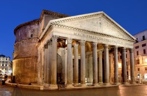 Il Pantheon di Roma visto dall'esterno di notte