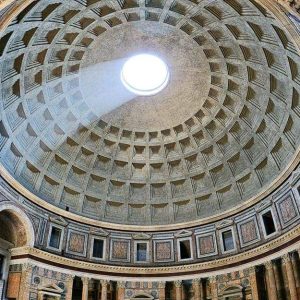 Interno del Pantheon di Roma, con un fascio di luce che entra dal foro della grande cupola