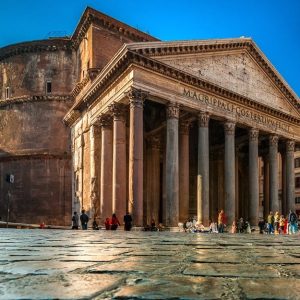 Il Pantheon di Roma visto da un angolo della piazza antistante, con i sampietrini della pavimentazione in primo piano