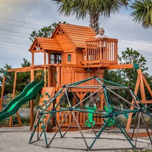 Una struttura ludica in legno in una parco giochi per bambini in una località tropicale