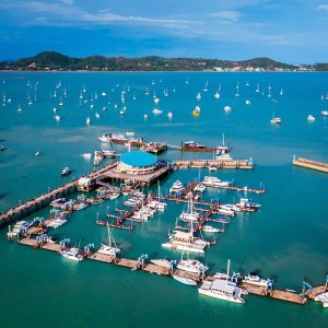 Vista dall'alto di un porticciolo per yacht a Phuket, in Thailandia