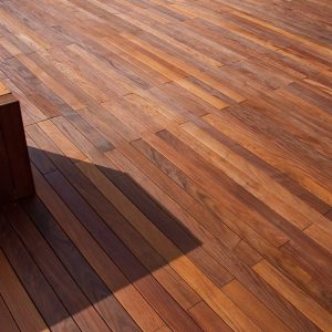 Dettaglio di un decking da esterno con seduta cubica in legno