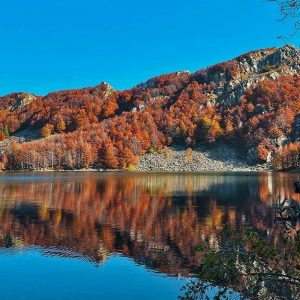 Panorama del Lago Santo, in provincia di Parma, nel Parco Nazionale Tosco-Emiliano, con il foliage autunnale