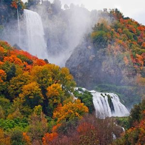 Vista dal basso sulla cascate della Marmore, in Umbria, in autunno