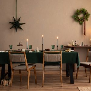 Sala da pranzo con mobili in legno in stile scandinavo, addobbata per il Natale in maniera essenziale