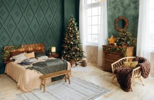 Camera da letto con parquet rustico, parete verde decorata a rombi e decorazioni natalizie