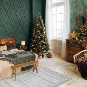 Camera da letto con parquet rustico, parete verde decorata a rombi e decorazioni natalizie