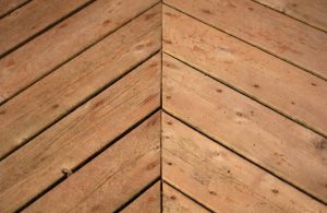 Dettaglio di un decking esterno con le tavole del parquet posate con disegno a spina ungherese