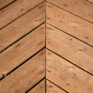 Dettaglio di un decking esterno con le tavole del parquet posate