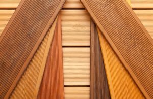 Una composizione di tavole per il decking in diverse essenze legnose