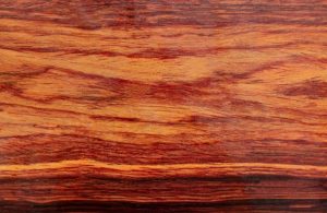 La caratteristica superficie di una tavola di legno di cocobolo