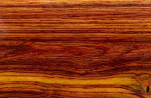 La caratteristica superficie di una tavola di legno di cocobolo