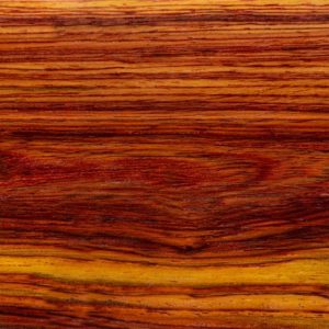 La caratteristica superficie di una tavola di legno di cocobolo