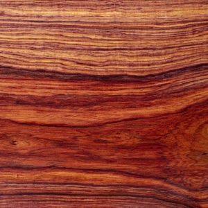 La caratteristica superficie di una tavola di legno di cocobolo