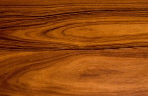 La caratteristica superficie di una tavola di legno di pau ferro