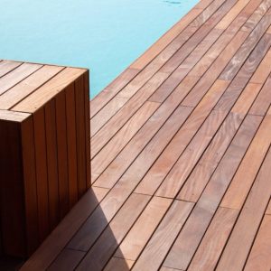 Dettaglio del decking a bordo piscina