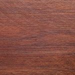 La caratteristica texture di un'asse in legno di andiroba
