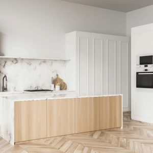 Cucina sui toni del bianco e del legno, con pareti bianche, mobili bianchi, parquet, paraschizzi in marmo bianco e isola in marmo e legno