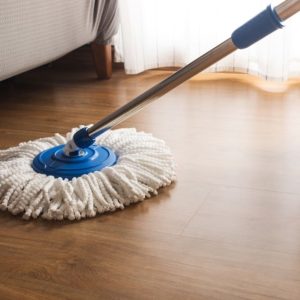 Uno spazzolone circolare per pavimento che viene utilizzato su un parquet