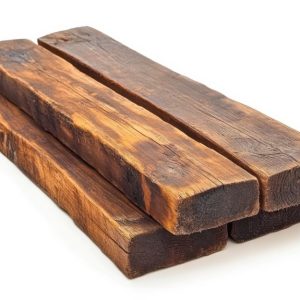 Quattro tavole di legno di keruing invecchiato, su sfondo bianco