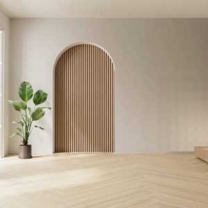 Luminosa stanza semivuota sui colori del beige e del legno naturale, con parquet, porta ad arco e piante